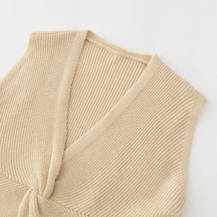 custom-twist-front-ribbed-knit-vest-collar-details