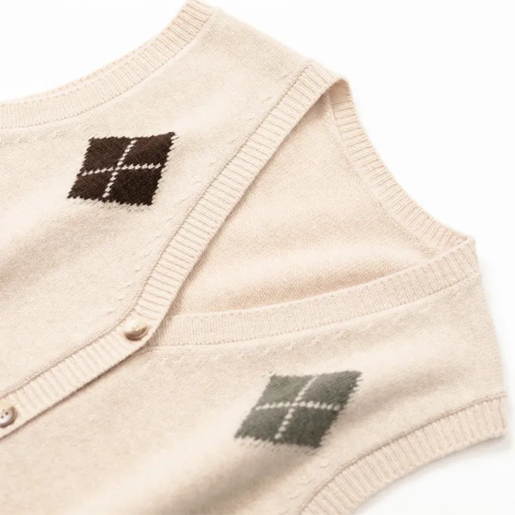 custom-minimalist-argyle-cardigan-vest-collar-details